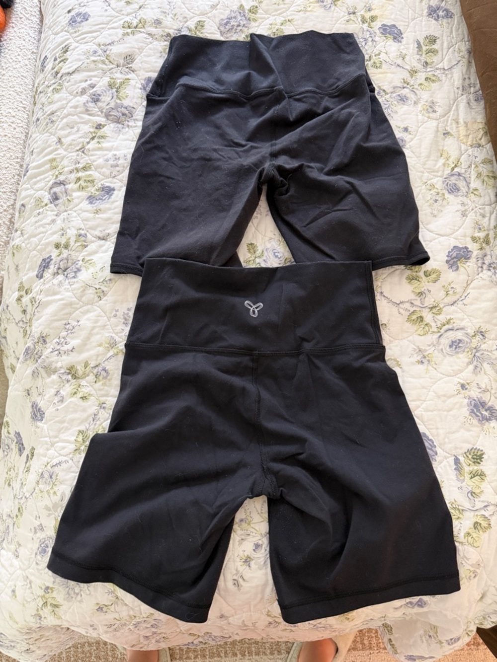 BUNDLE 2x - Alo Yoga and Aritzia TNA Black 4” biker shorts  S-M - Picture 3 of 5